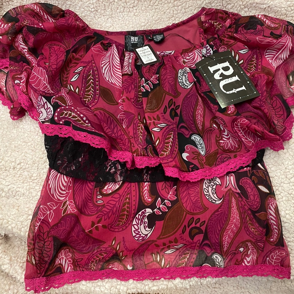 Short-sleeved small top